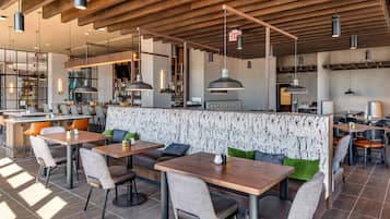 2 restaurants servant le déjeuner, le dîner et le souper