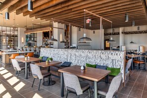 2 Restaurants; Frühstück, Mittagessen und Abendessen werden serviert