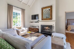 TV, peis, DVD-spiller og stereoanlegg