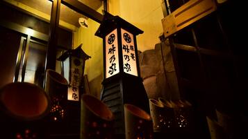 Fachada da propriedade à noite