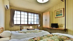 A hotel room with two beds, a television on a shelf, a window with curtains, and a painting on the wall. - Guest House Takenoya (Omachi)