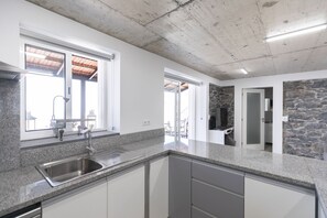 Kylskåp, mikrovågsugn, ugn och spishäll