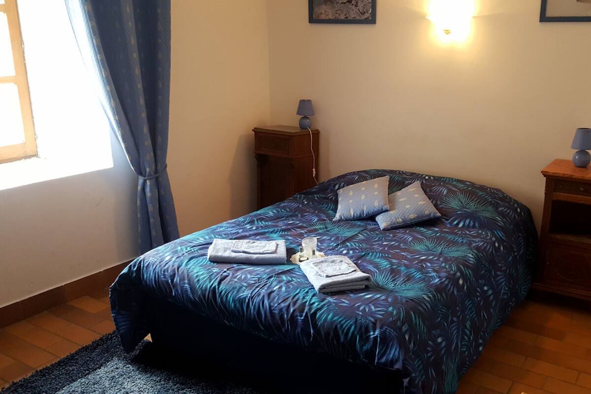 Double Room | Cribs/infant beds, rollaway beds, free WiFi, bed sheets