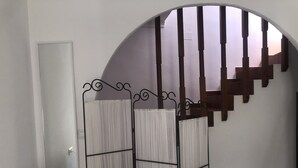 Un escalier avec des marches en bois et une porte blanche sur la gauche.
