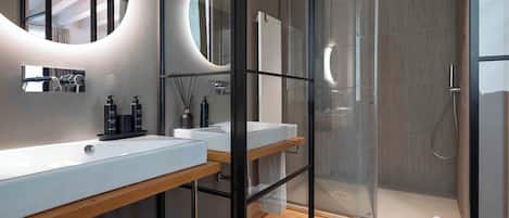 Exclusive Apartment (Bomben) | Bathroom | Shower, hair dryer, bathrobes, slippers