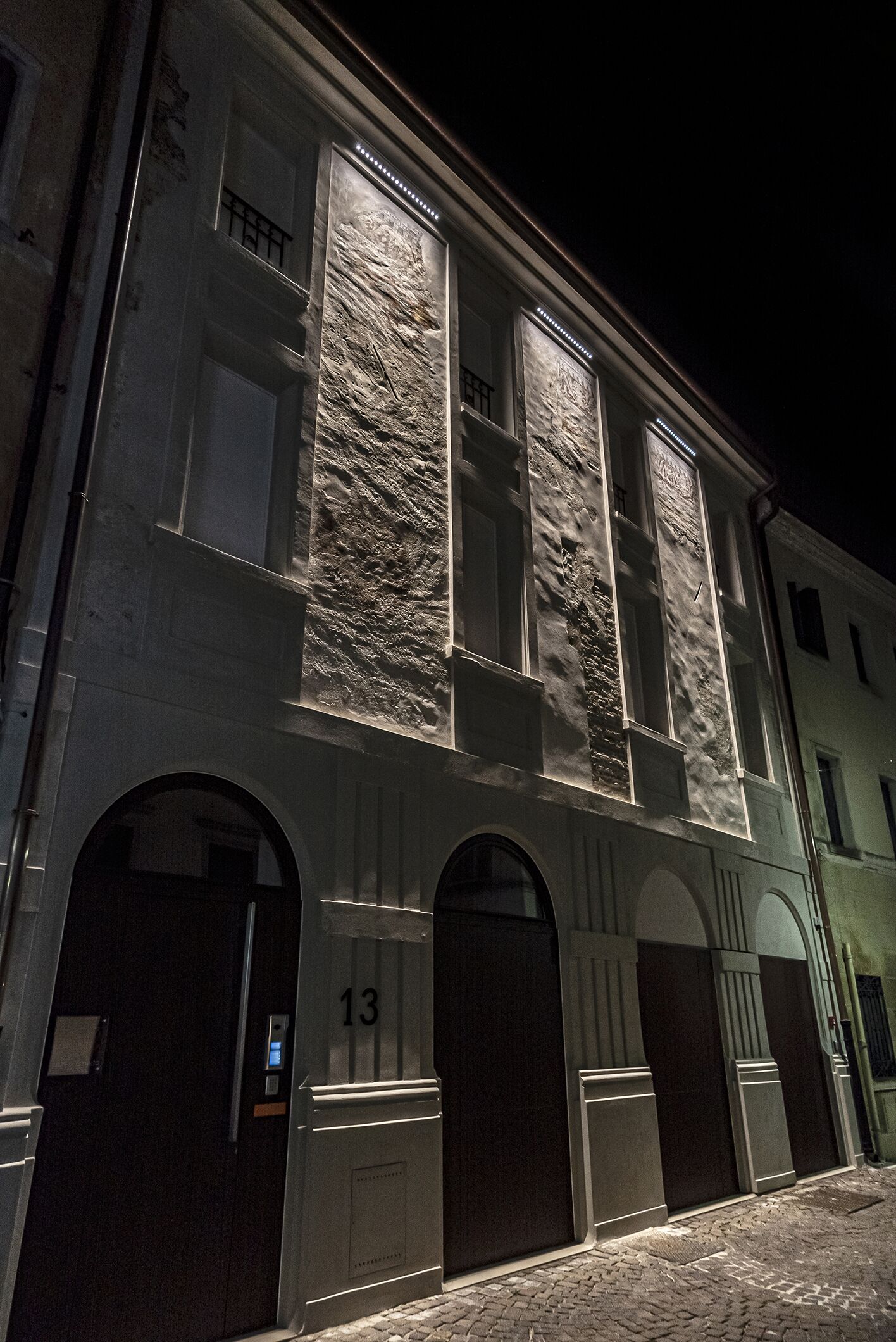 숙박 시설 정면 - 저녁/밤