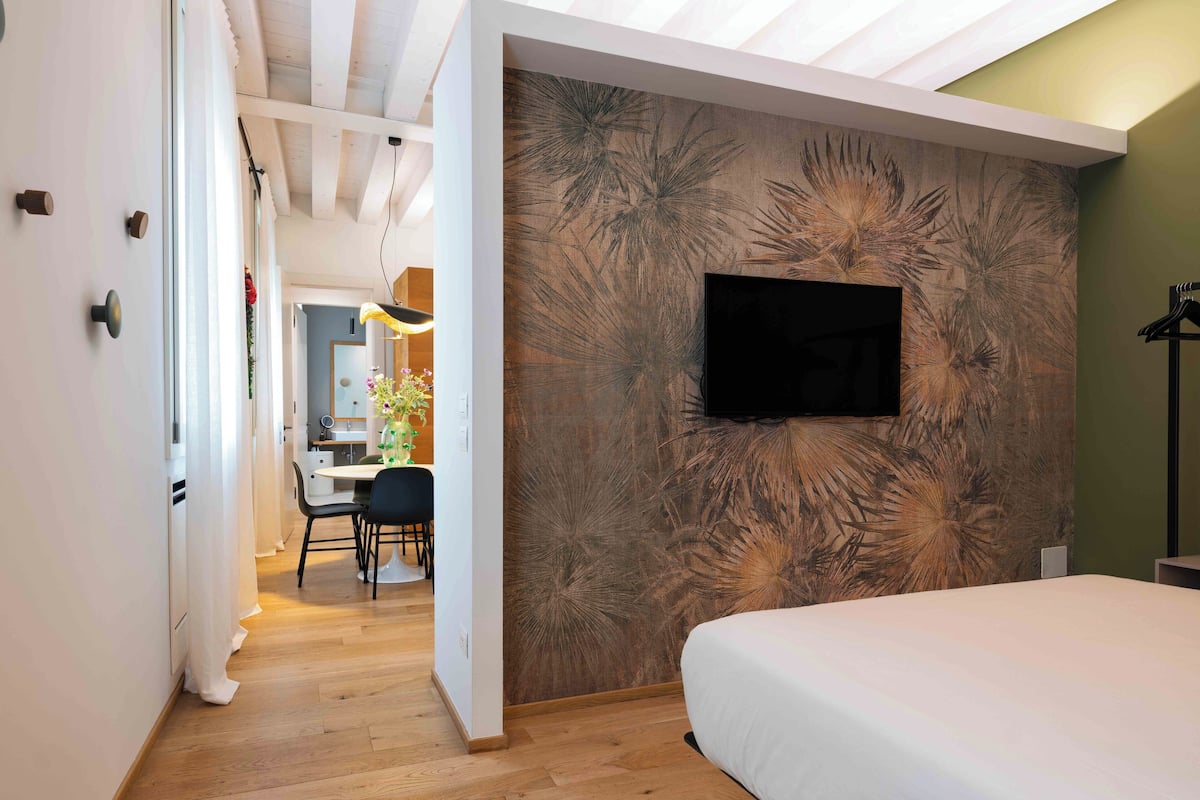 Deluxe Apartment, 1 King Bed, City View (Cancian) | Premium bedding, down comforters, Select Comfort beds, minibar