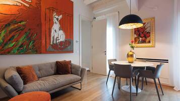 Apartamento Deluxe, 2 habitaciones, vistas a la ciudad (Mazzotti) | Zona de estar | Una televisión de pantalla plana