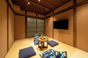 Maison traditionnelle, 2 chambres, non-fumeur, cuisine (YUZEN) | 2 chambres, coffre-fort, décor unique, ameublement unique