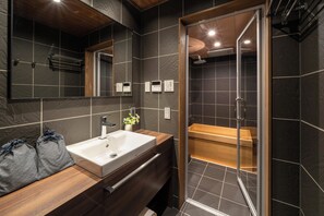 Casa tradicional, 2 habitaciones, no fumadores, cocina (YUZEN) | Baño | Bañera y ducha independientes y cabezal de ducha tipo lluvia