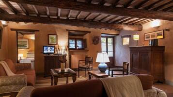 Smart TV, fireplace, DVD player, table tennis