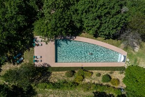 Una piscina al aire libre, una piscina climatizada