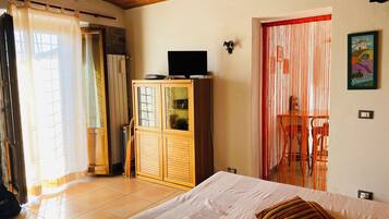 1 camera, ferro/asse da stiro, lenzuola