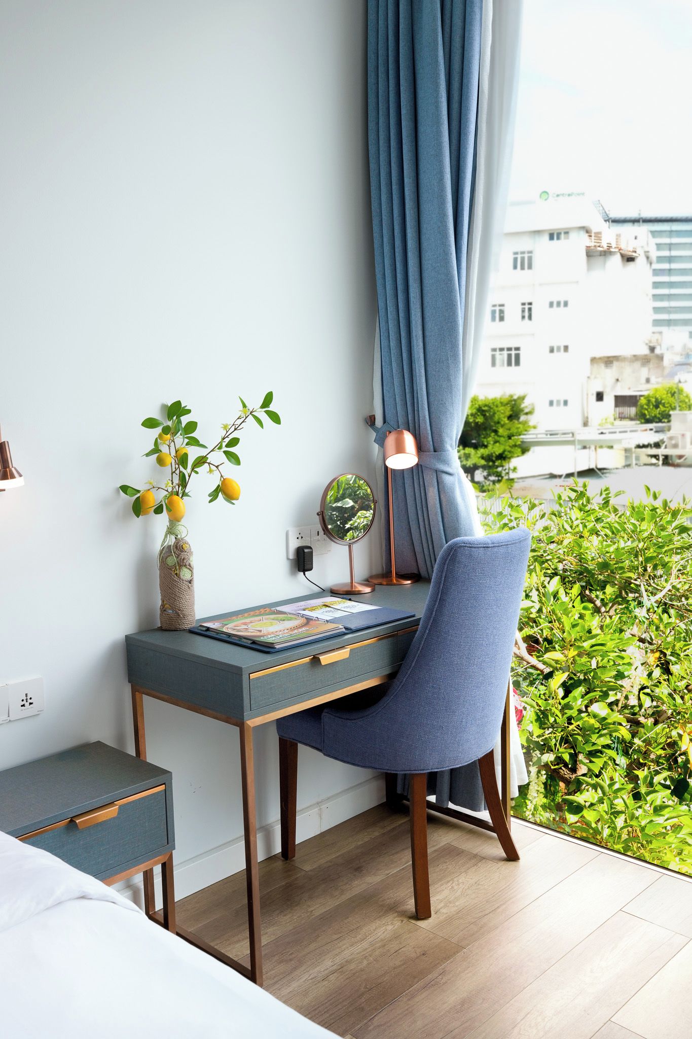 Un dormitorio moderno con escritorio, silla y vista a la ciudad.
