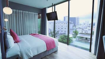 Premium Room, Bathtub | 1 bedroom, premium bedding, minibar, in-room safe