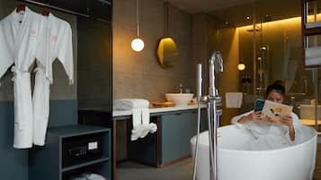 Phòng Suite, ban công (HOME Double) | Phòng tắm | Buồng tắm vòi sen, vòi sen phun mưa, đồ dùng nhà tắm miễn phí