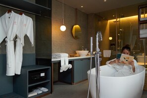 Suite, balcon (HOME Double) | Salle de bain | Douche, douche à « effet pluie », articles de toilette gratuits