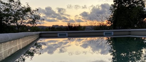 Una piscina al aire libre