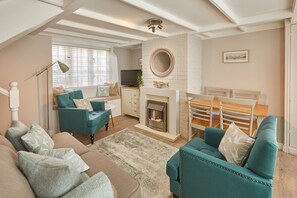 Cottage | Coin séjour | TV connectée de 30 cm avec chaînes numériques, télévision
