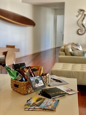 TV, books - CABARITA BEACH - XL 2BED 3POOLS+SPA-BEACH LOCATION (Cabarita Beach)
