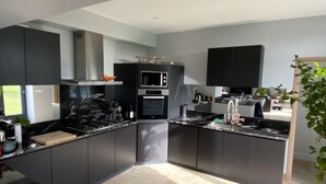 Cafeteira/chaleira, micro-ondas, fogão, cooktop