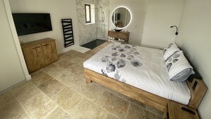 5 quartos, ferros/tábuas de passar roupa, Wi-Fi, roupa de cama