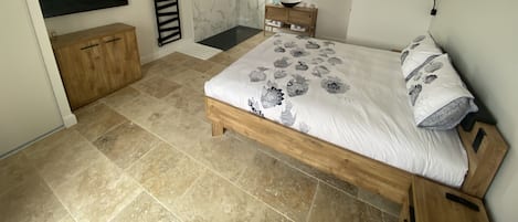 5 bedrooms, iron/ironing board, WiFi, bed sheets