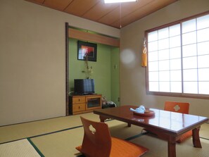 Minibar, desk, free WiFi - Myojokan Inn (Hakone)