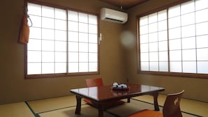 Unclassified image, 4 of 17, button - Myojokan Inn (Hakone)