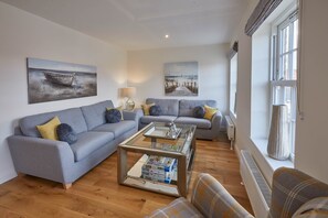 House | Living room | 50-cm Smart TV with digital channels, TV - Hoggarth House (Whitby)