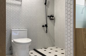Comfort Quadruple Room | Bathroom | Shower, rainfall showerhead, free toiletries, hair dryer - Little Inn (Kaohsiung)
