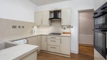 Casa clásica, 3 habitaciones, para no fumadores | Cocina privada | Refrigerador, microondas, horno y parrilla de estufa