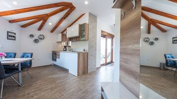 Premium-huoneisto, parveke, merinäköala | Ruokailu omassa huoneessa