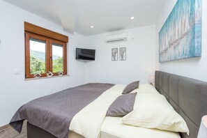Superior-Apartment, Balkon, Meerblick | 1 Schlafzimmer, Zimmersafe, laptopgeeigneter Arbeitsplatz