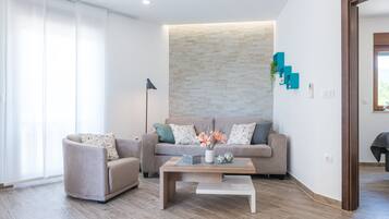 Superior-huoneisto, parveke, merinäköala | Oleskelualue | 81–senttinen LED-televisio, jossa satelliittikanavat