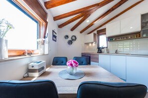 Apartament prèmium, balcó, vistes al mar | Zona de menjador de l'habitació