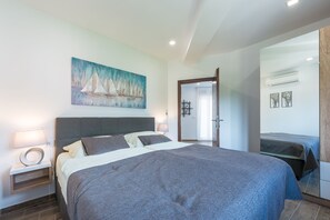 Apartament superior, balcó, vistes al mar | 1 dormitori i caixa forta a l'habitació 