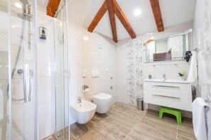 Premium-Apartment, Balkon, Meerblick | Badezimmer | Dusche, kostenlose Toilettenartikel, Haartrockner