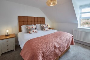 House | 4 bedrooms, iron/ironing board, free WiFi, bed sheets