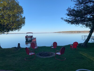 Cute As A Bug Cottage On The Shores of Big Manistique Lake
