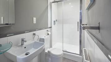 Cottage | Bathroom | Separate tub and shower, free toiletries, hair dryer, towels