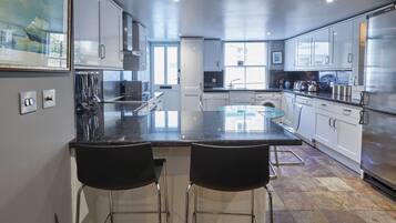 Cottage | Private kitchen | Full-sized fridge, microwave, oven, stovetop