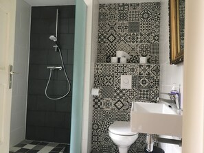 Dusche, Haartrockner, Seife, Toilettenpapier