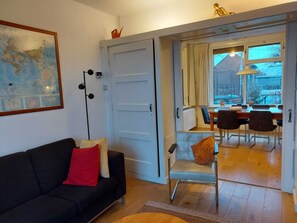 Een smart-tv en boeken