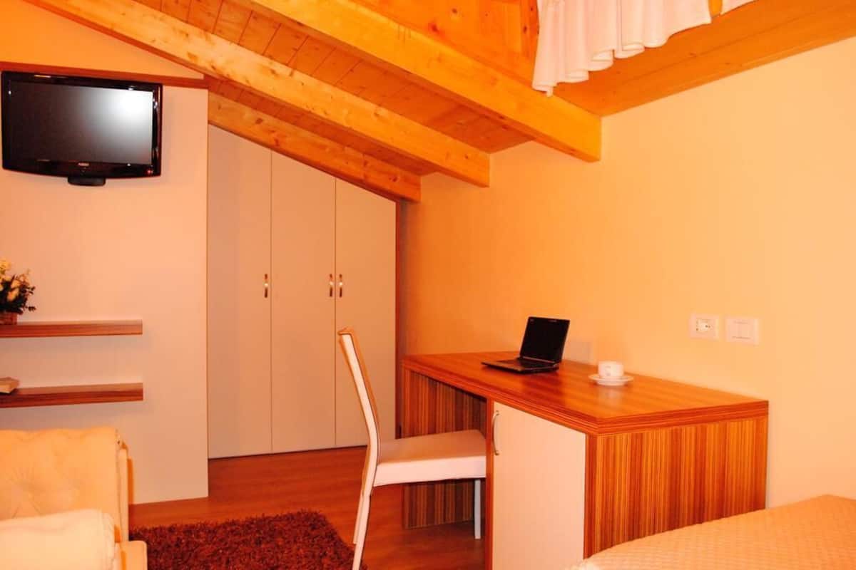 Superior-Zweibettzimmer | Allergikerbettwaren, Schreibtisch, laptopgeeigneter Arbeitsplatz