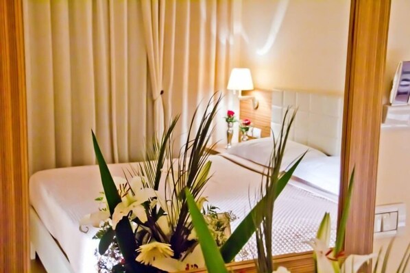 Hypo-allergenic bedding, desk, laptop workspace, soundproofing - Hotel Vila 60 (Tirana)