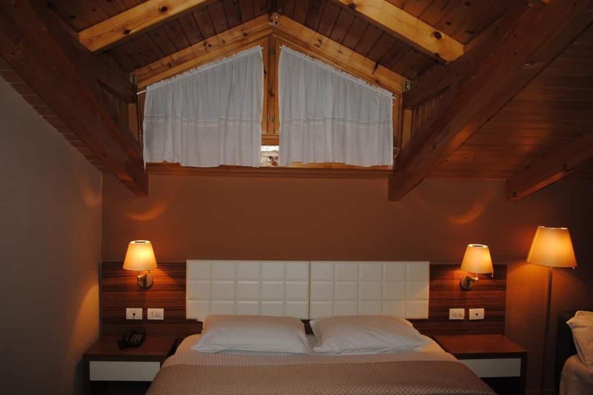 Superior Double Room, 1 King Bed, Non Smoking | Hypo-allergenic bedding, desk, laptop workspace, soundproofing