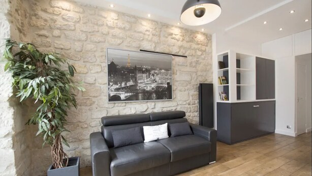 TV connectée, lecteur de DVD, livres