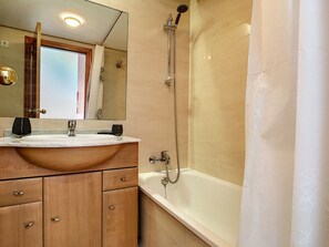 Badekar, hårtørrer, bidet, håndklæder