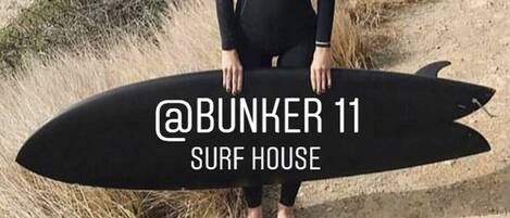 Perto da praia, espreguiçadeiras